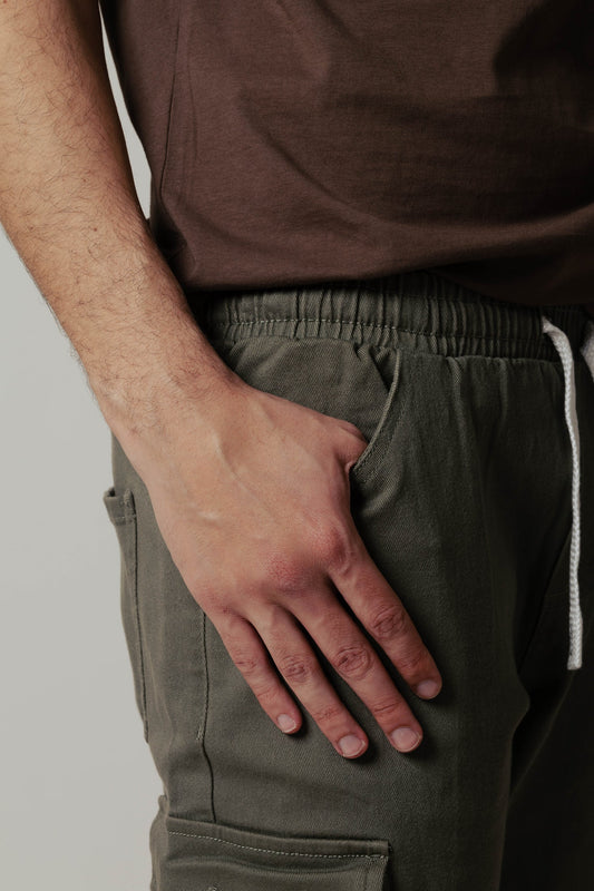 Pantalón cargo con bolsillos grandes