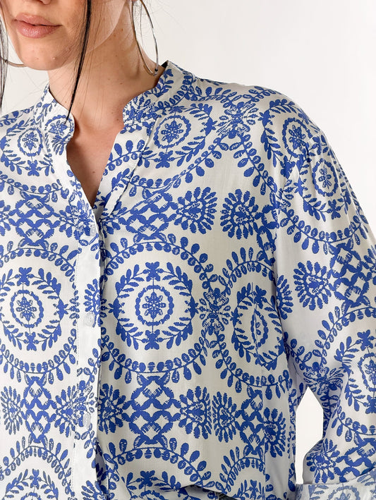 Camisa con estampado arabesco