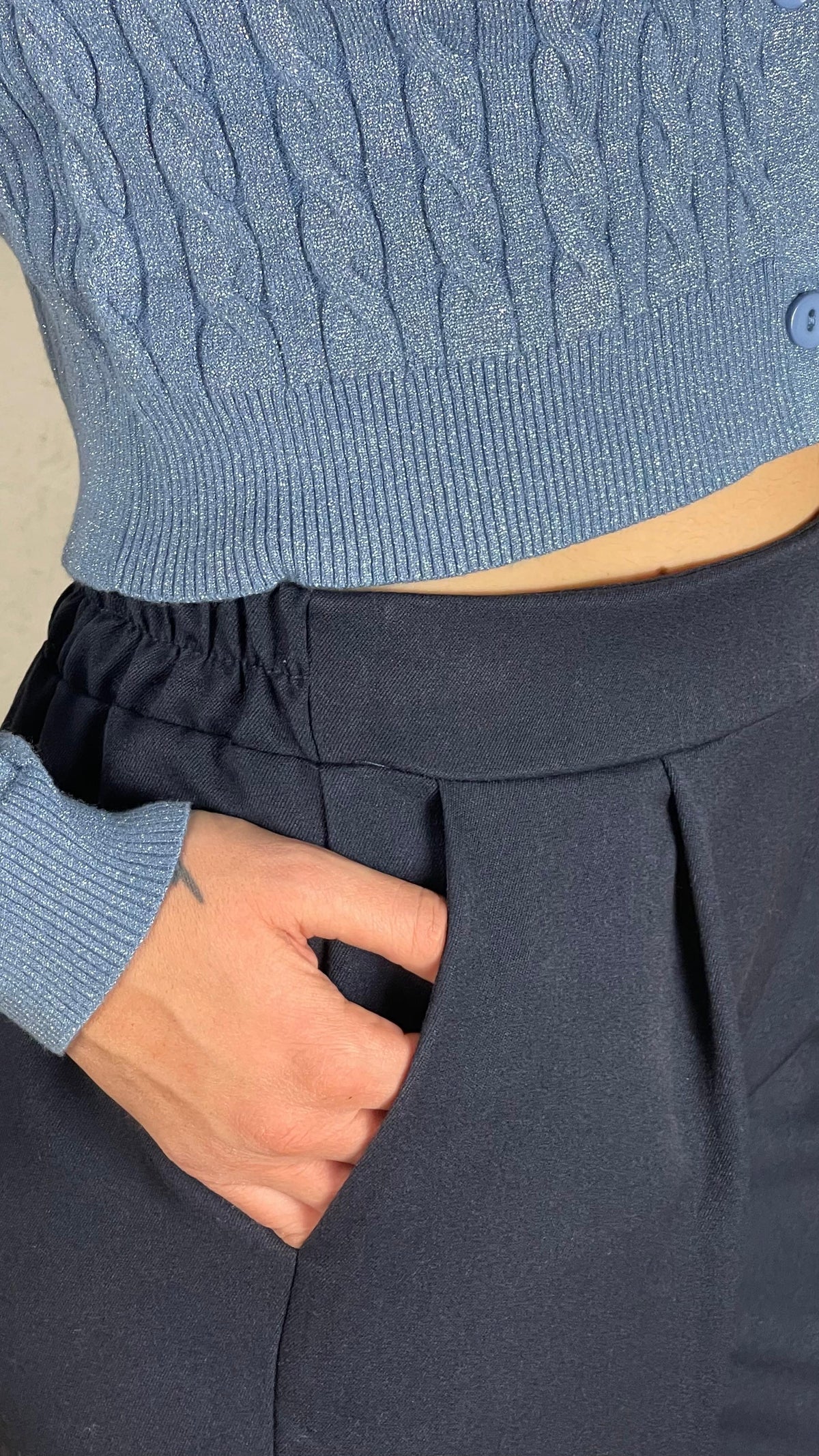 Pantalón cigarette con vuelta