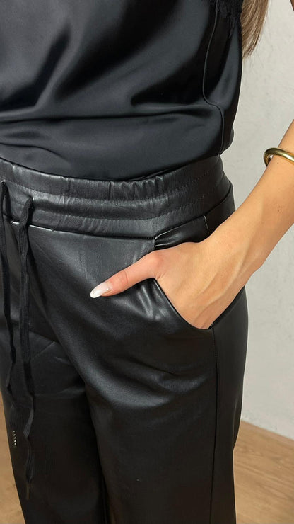Pantalón efecto piel de pierna ancha