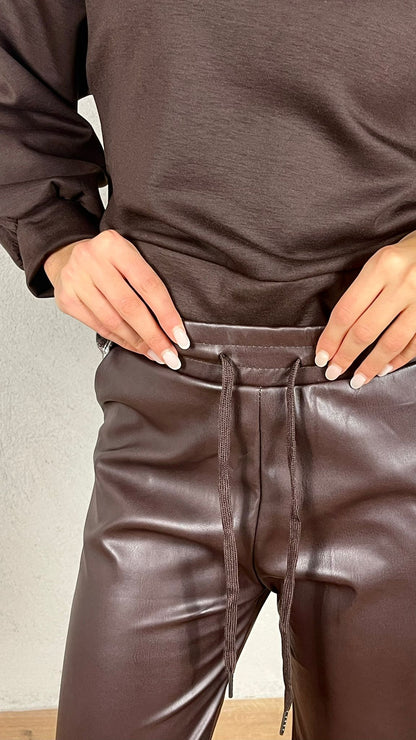 Pantalón efecto piel de pierna ancha
