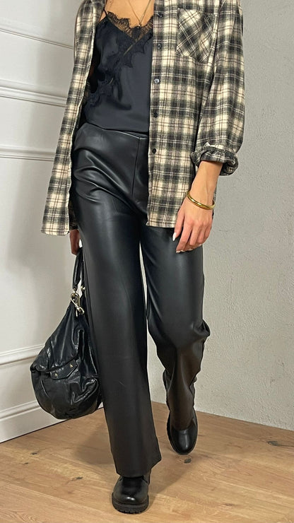 Pantalón efecto piel de pierna ancha