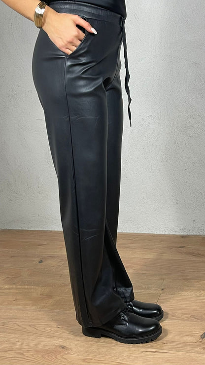 Pantalón efecto piel de pierna ancha