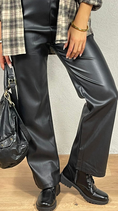 Pantalón efecto piel de pierna ancha