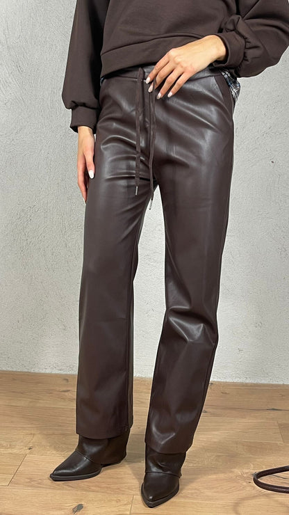Pantalón efecto piel de pierna ancha