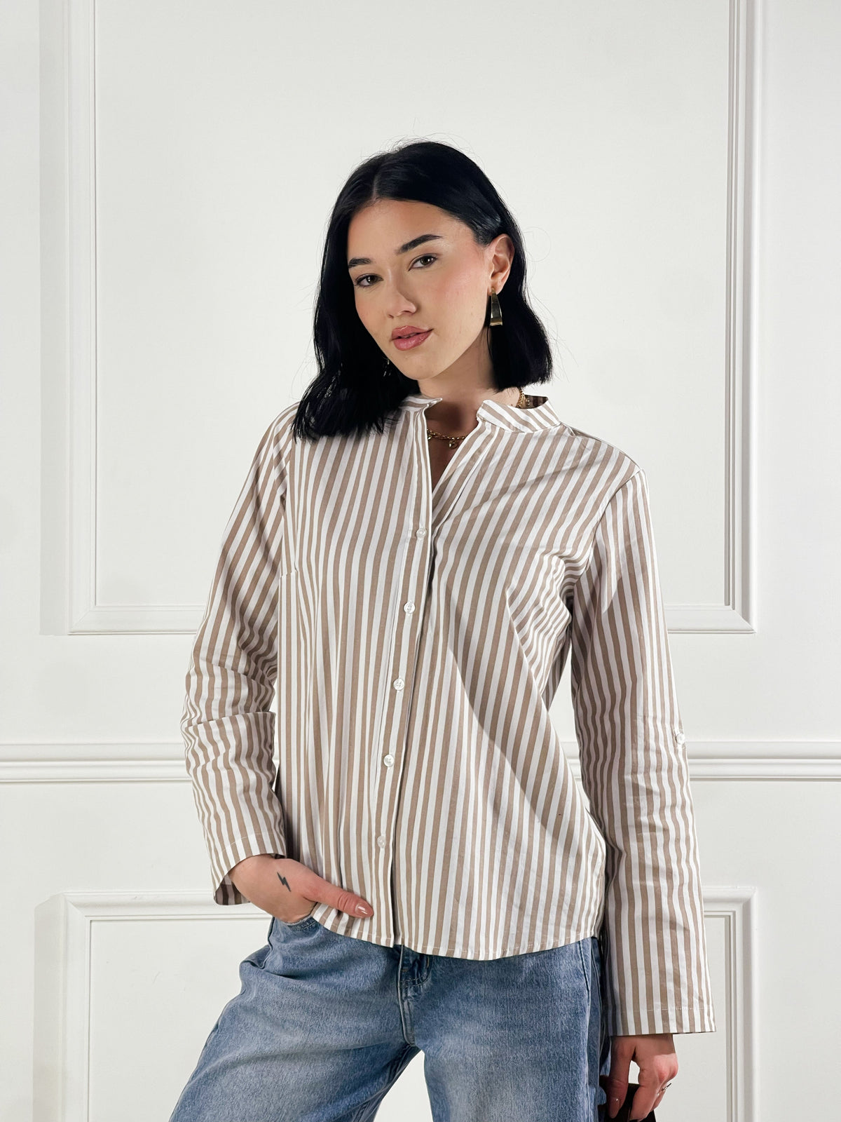 Camisa con escote en V