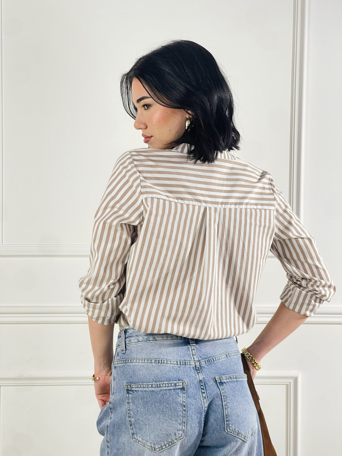 Camisa con escote en V