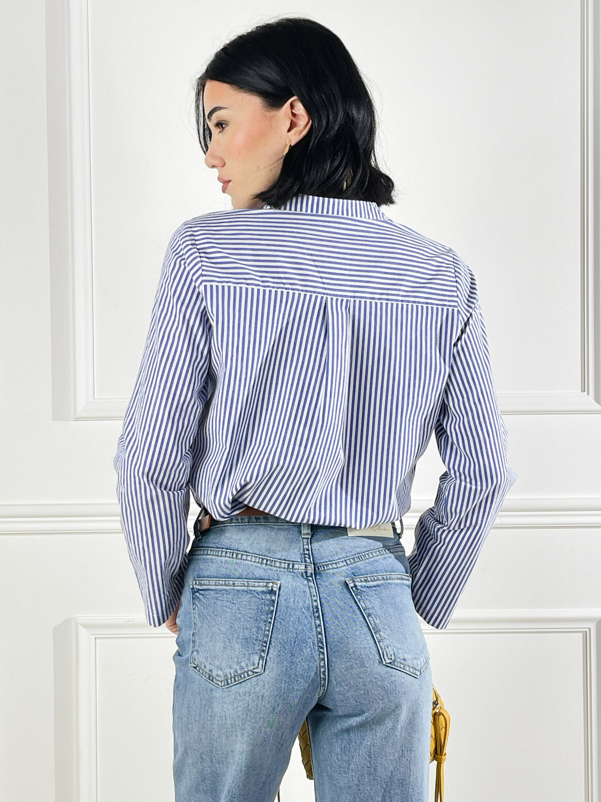 Camisa con escote en V