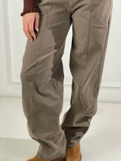Pantalón Barrel de color con cinturón