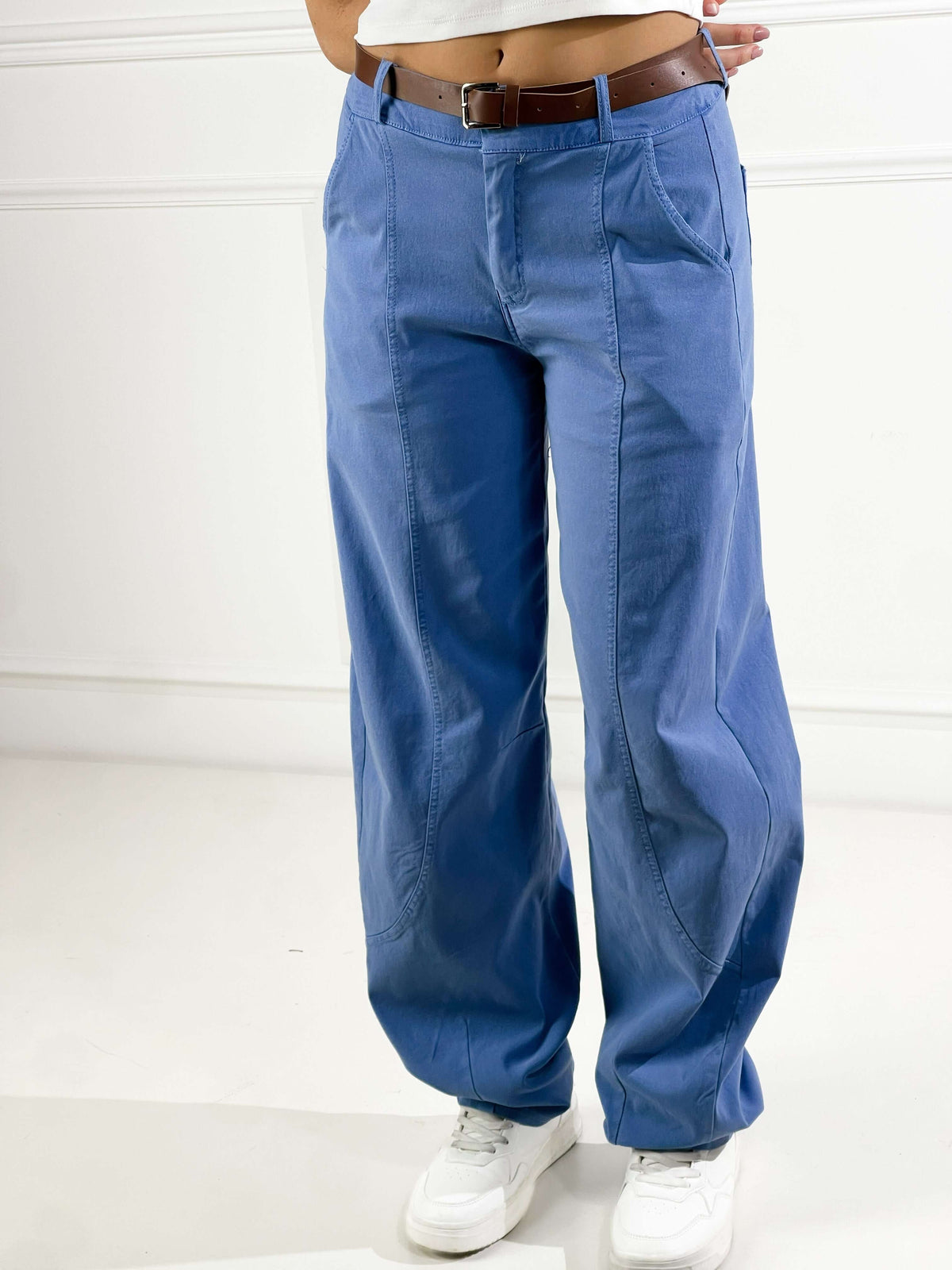 Pantalón Barrel de color con cinturón