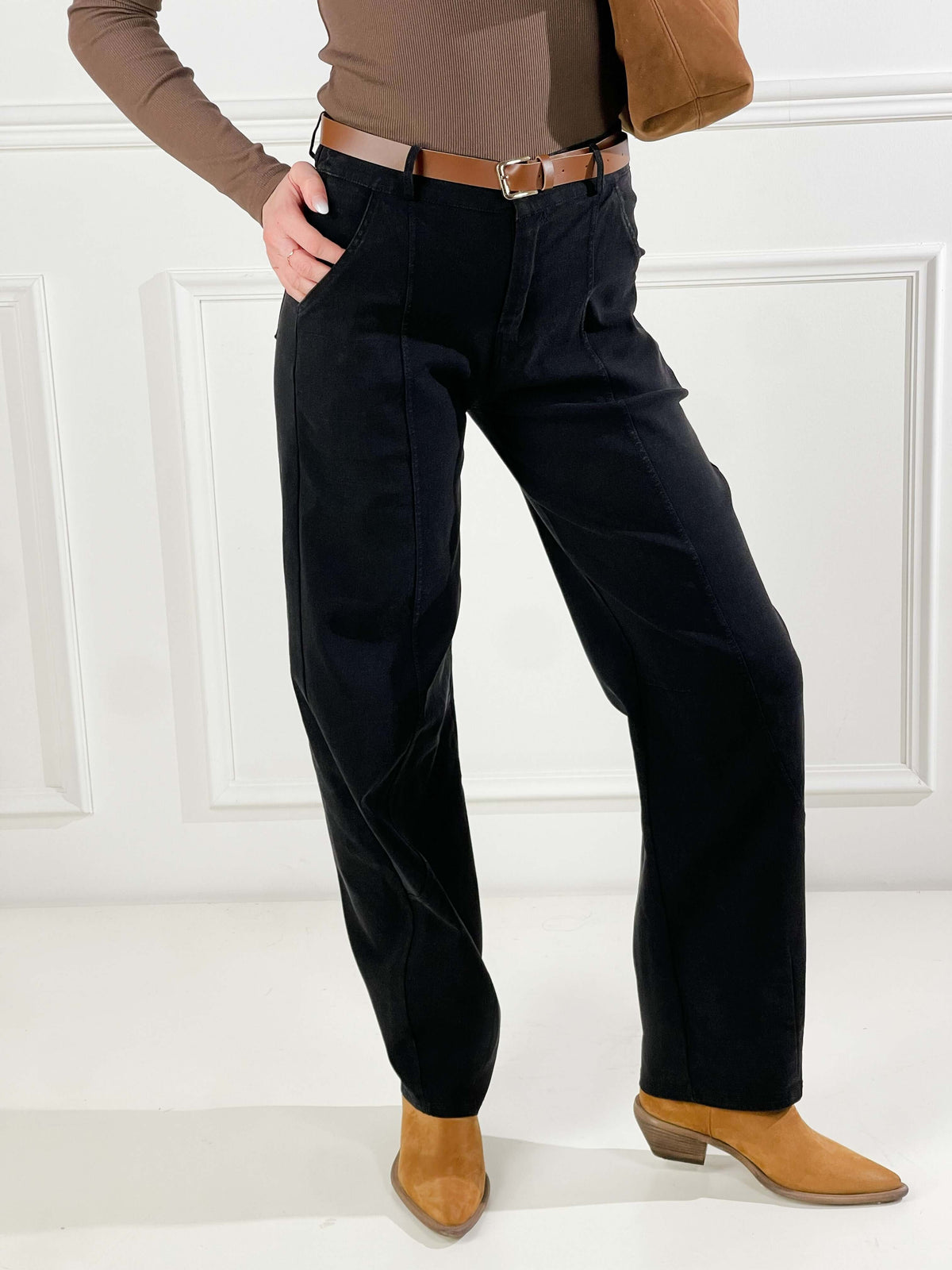 Pantalón Barrel de color con cinturón