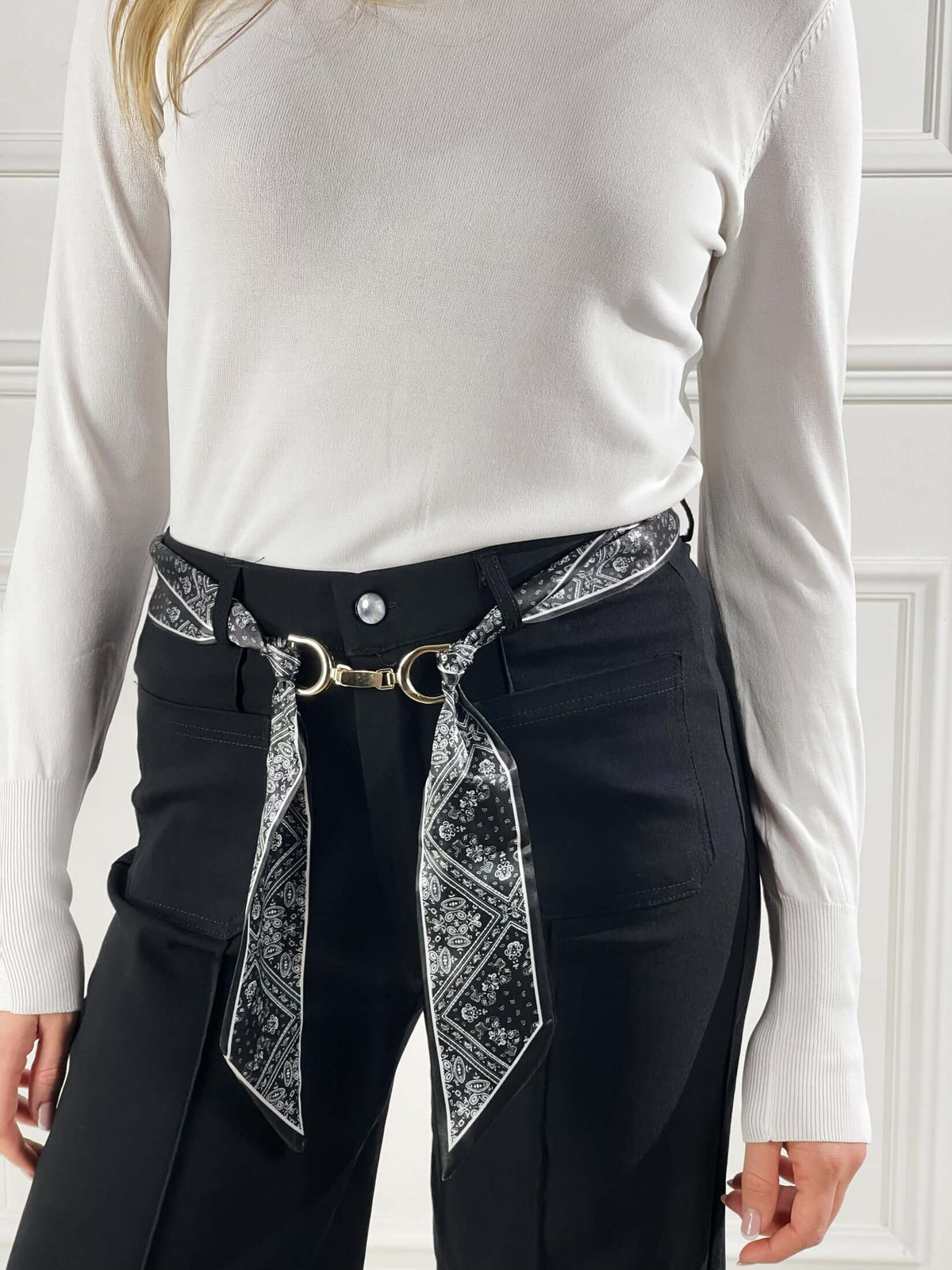 Pantalón con pañuelo en la cintura