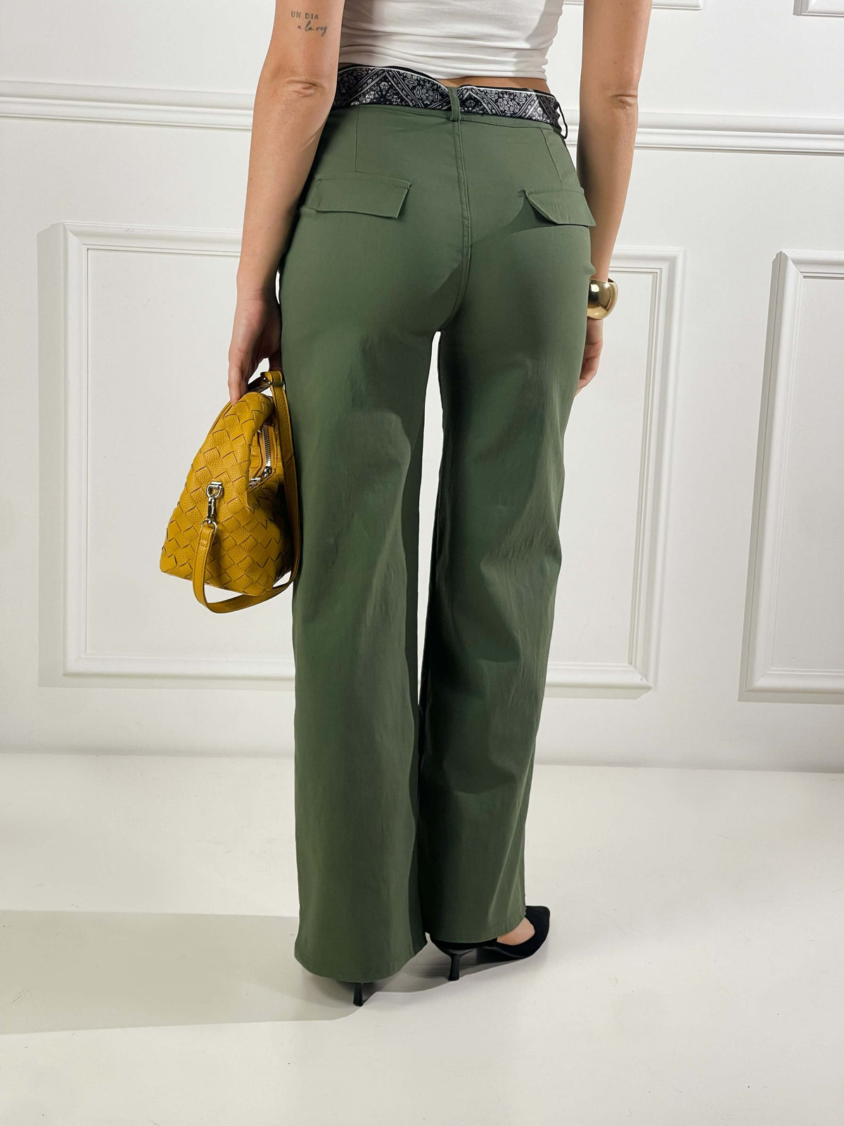 Pantalón con pañuelo en la cintura