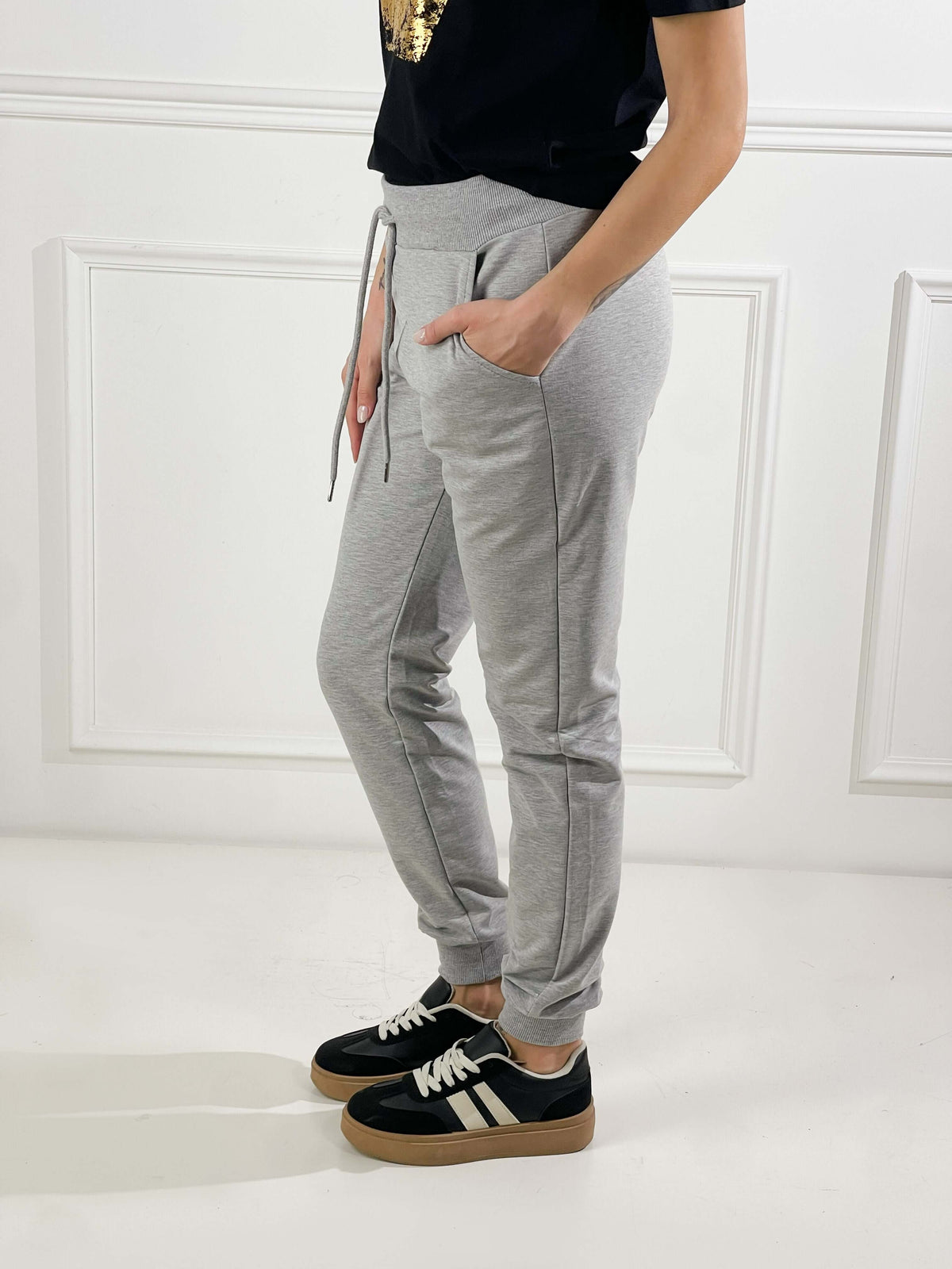 Pantalón de felpa con elástico en el tobillo