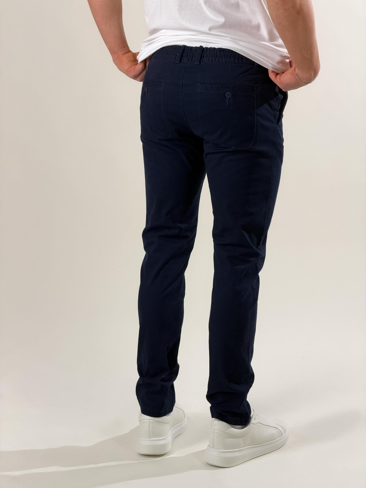 Pantalón slim fit con cordón