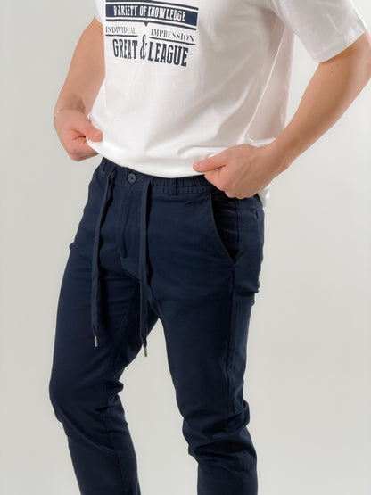 Pantalón slim fit con cordón
