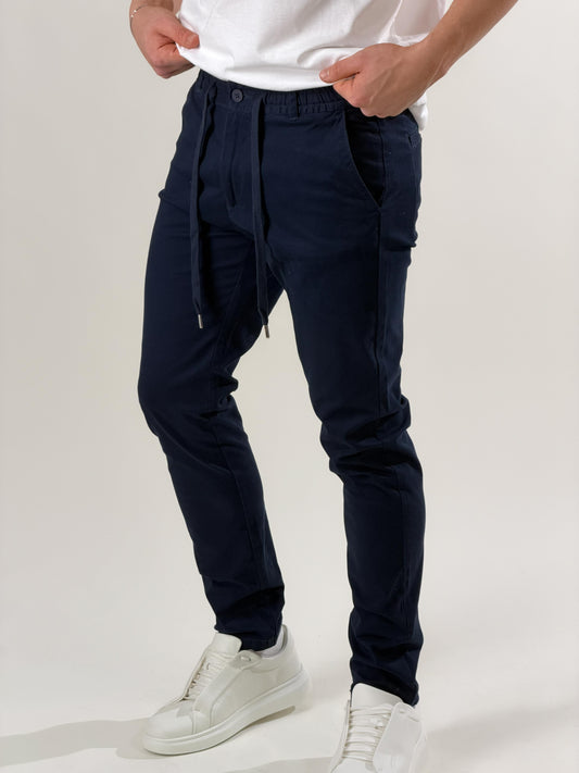 Pantalón slim fit con cordón