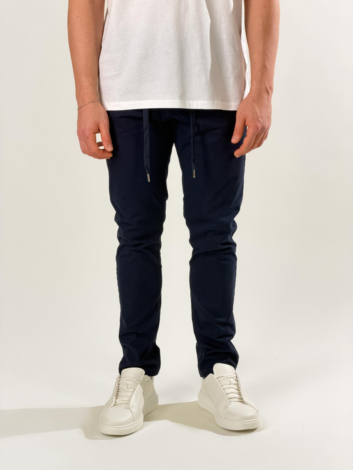 Pantalón slim fit con cordón