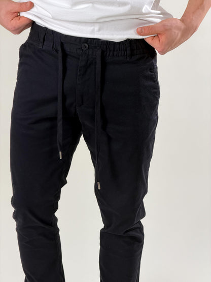 Pantalón slim fit con cordón