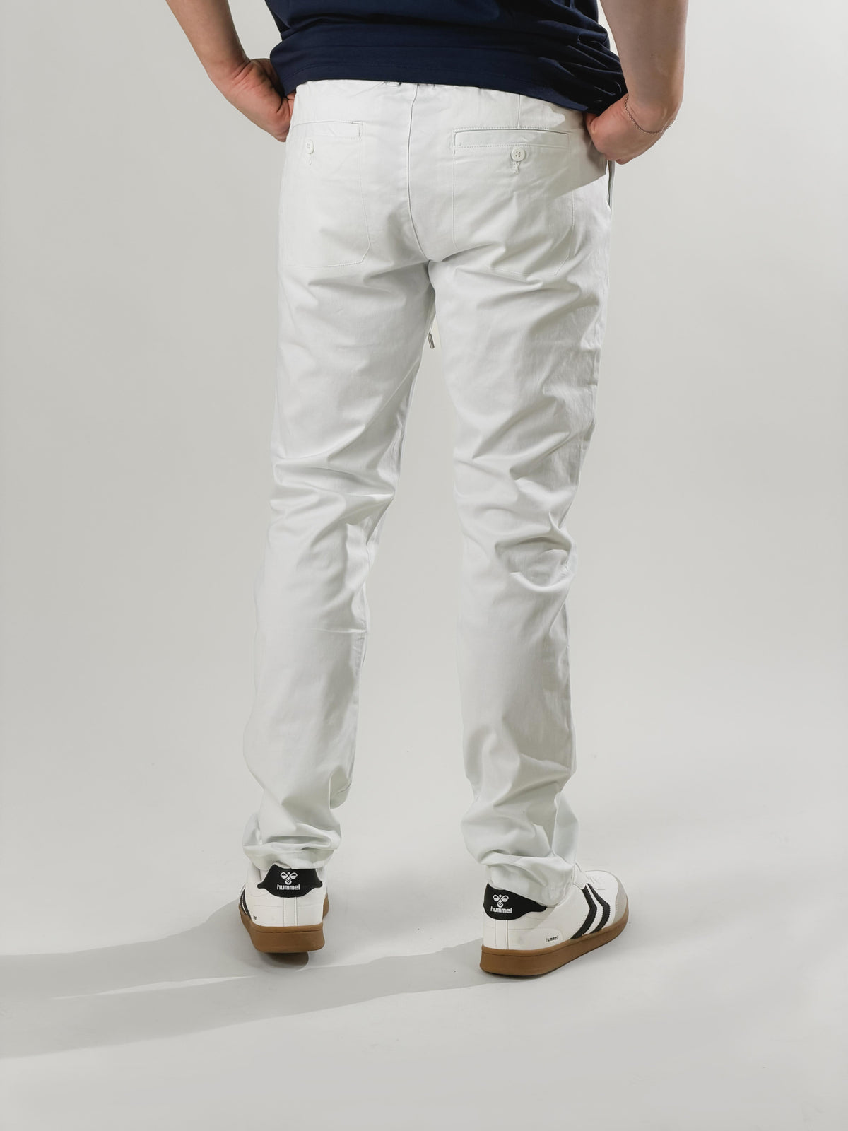 Pantalón slim fit con cordón