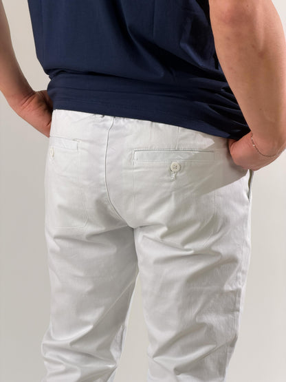 Pantalón slim fit con cordón