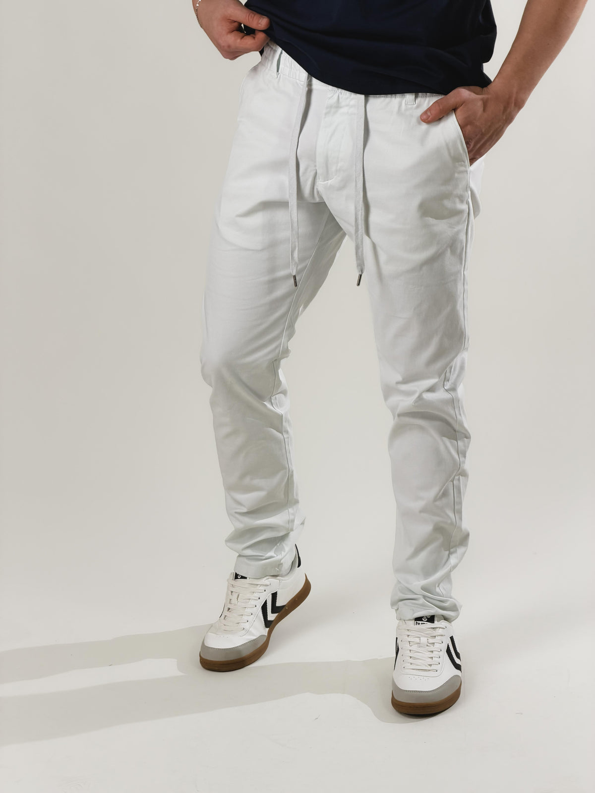 Pantalón slim fit con cordón