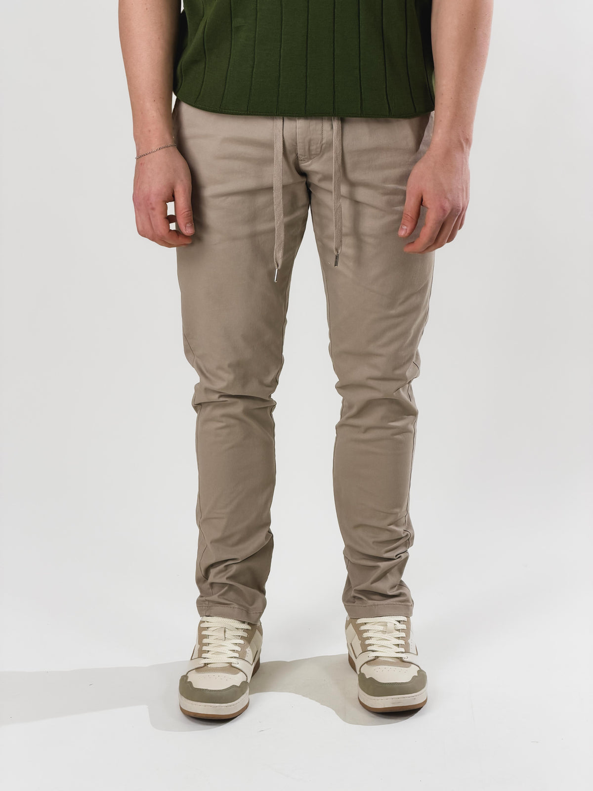 Pantalón slim fit con cordón