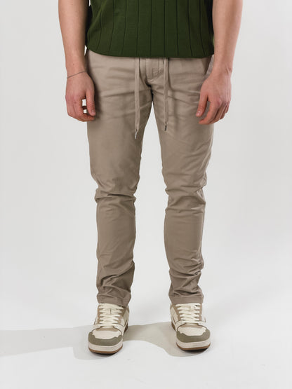 Pantalón slim fit con cordón
