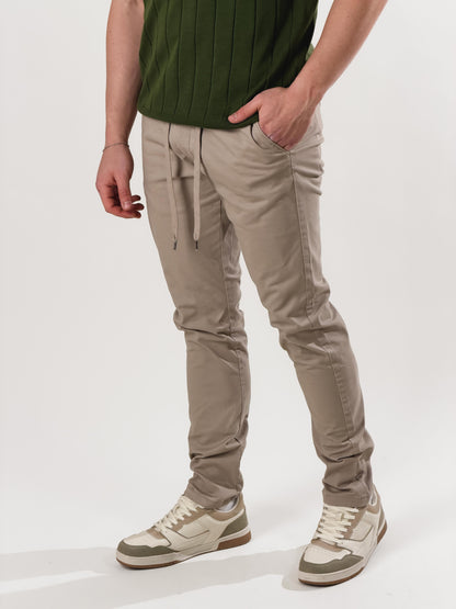 Pantalón slim fit con cordón