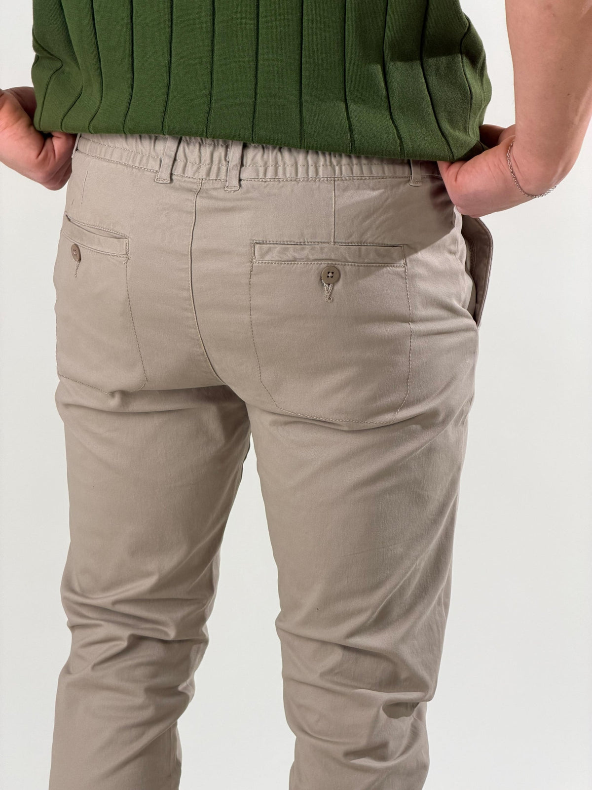 Pantalón slim fit con cordón