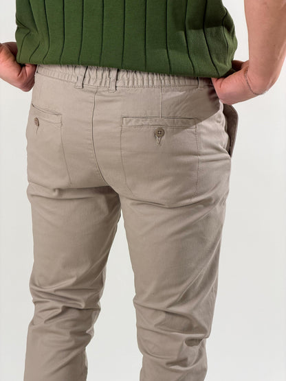 Pantalón slim fit con cordón