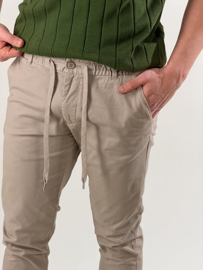 Pantalón slim fit con cordón