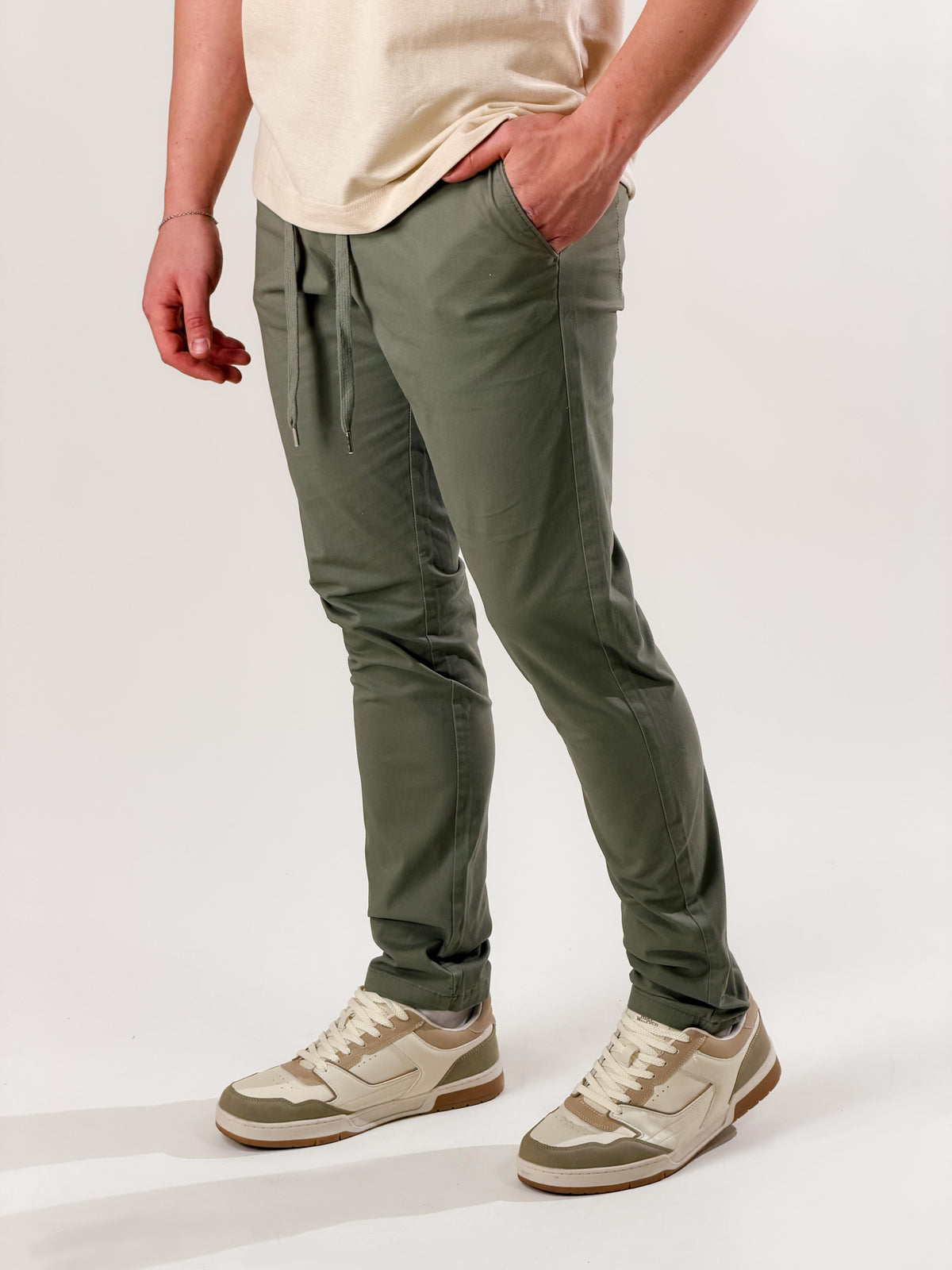 Pantalón slim fit con cordón