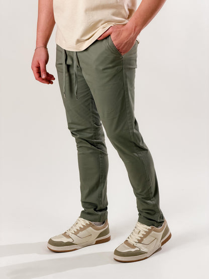 Pantalón slim fit con cordón