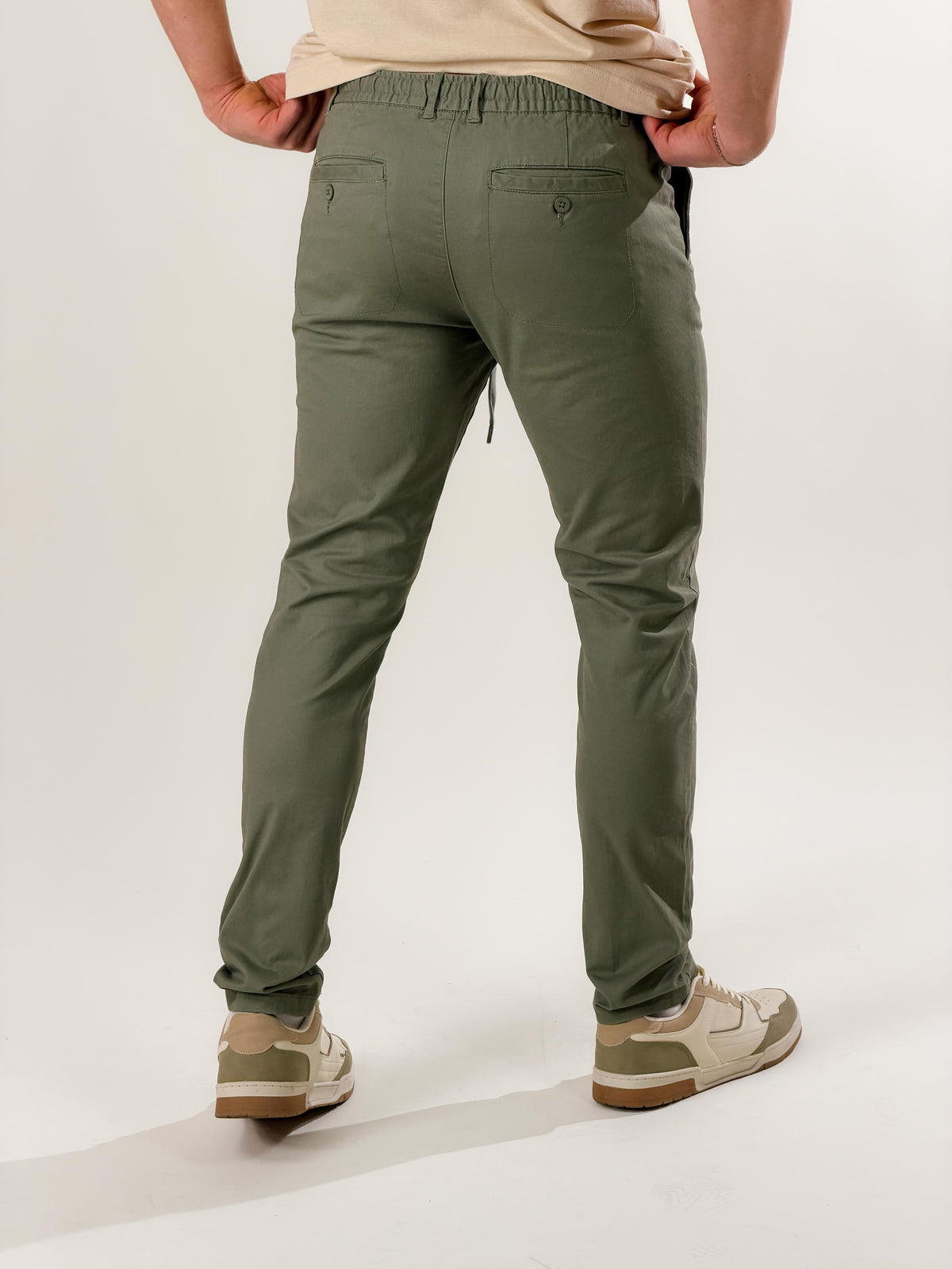 Pantalón slim fit con cordón