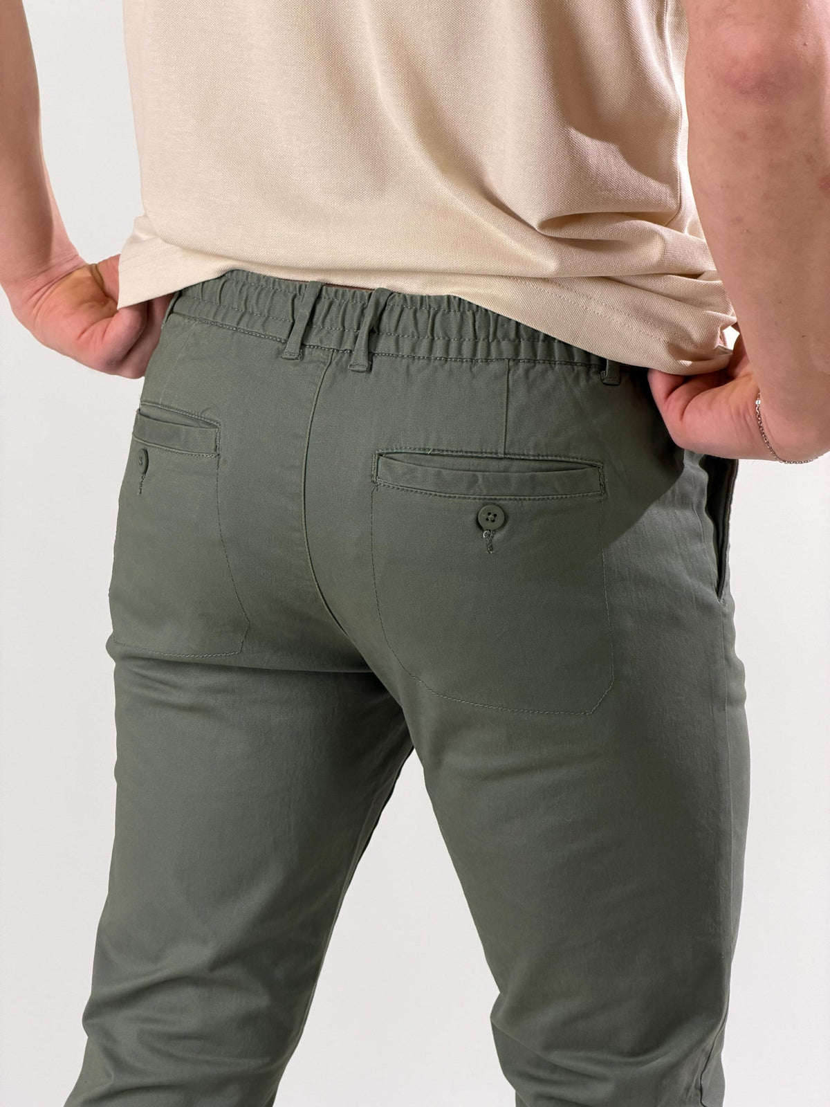 Pantalón slim fit con cordón
