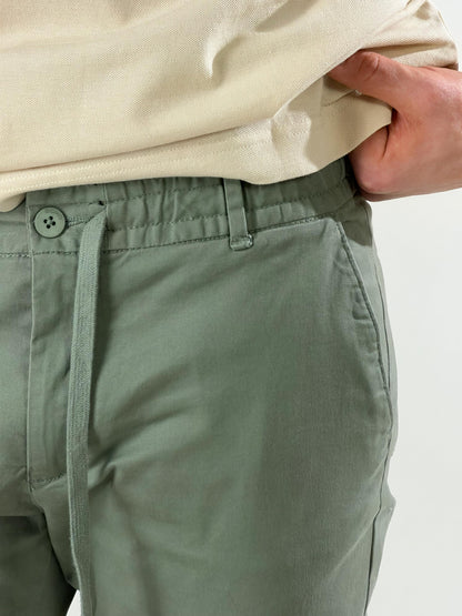 Pantalón slim fit con cordón