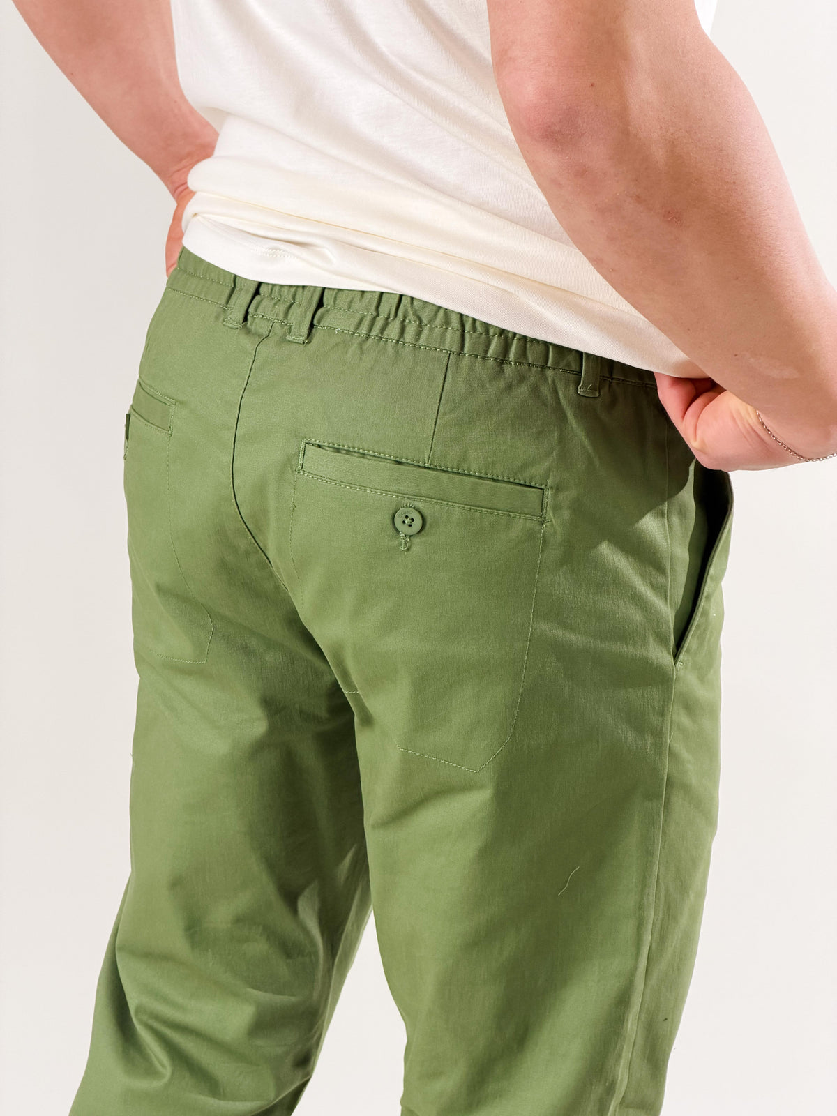 Pantalón slim fit con cordón