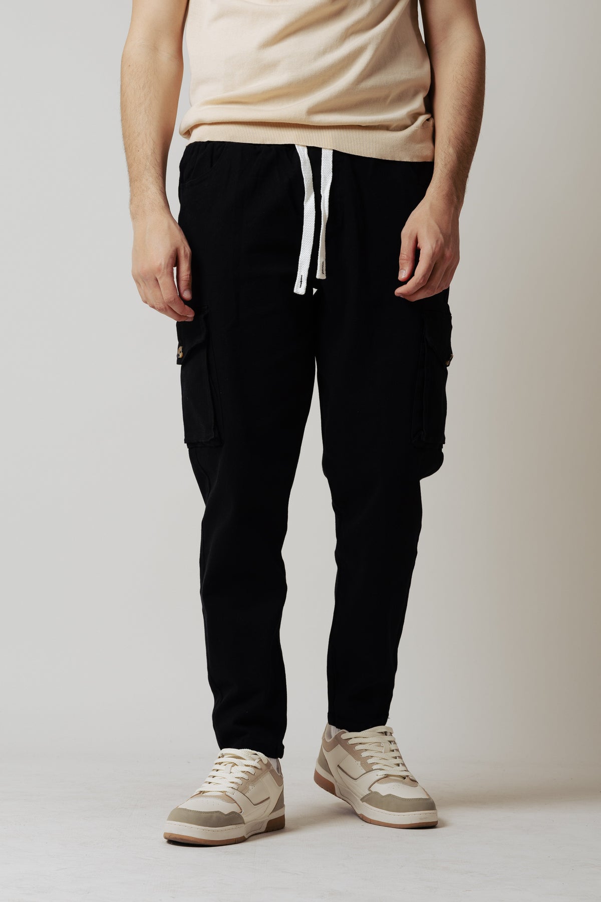 Pantalón cargo con bolsillos grandes