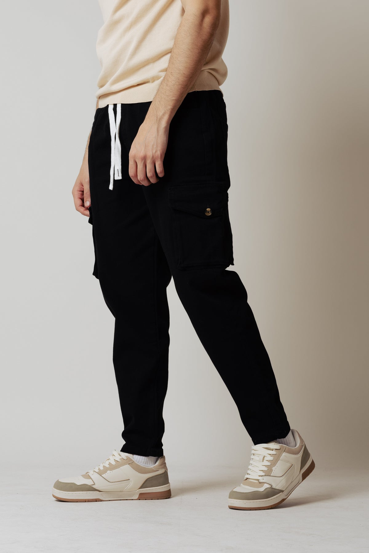 Pantalón cargo con bolsillos grandes