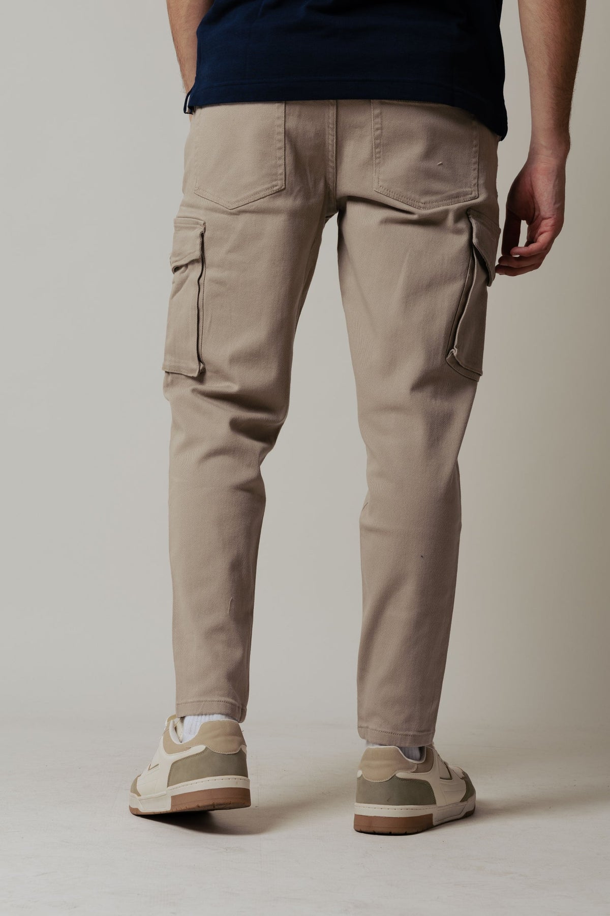 Pantalón cargo con bolsillos grandes