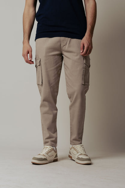 Pantalón cargo con bolsillos grandes