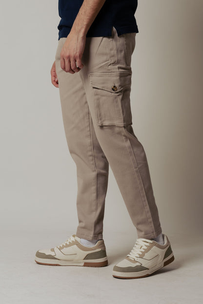 Pantalón cargo con bolsillos grandes