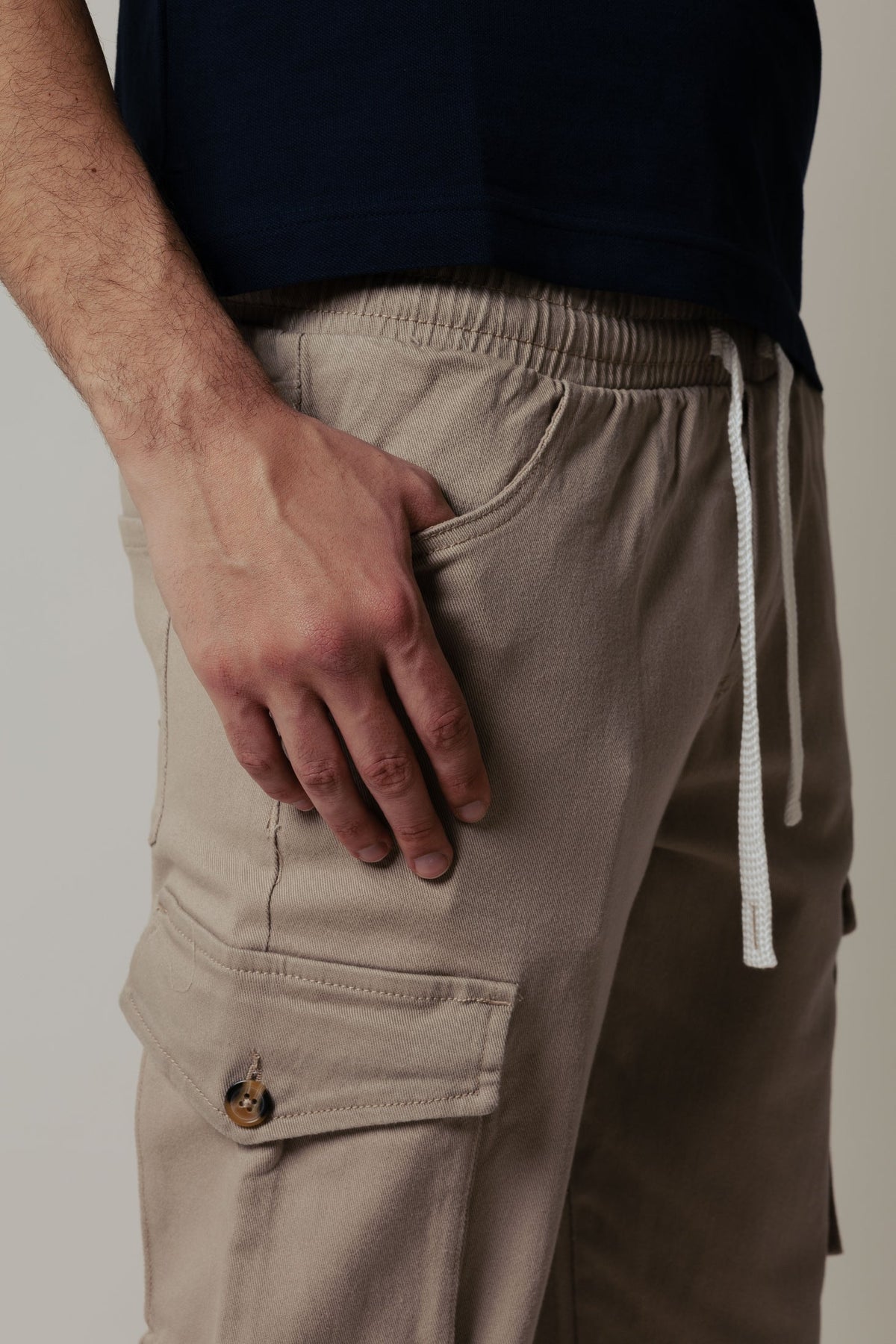 Pantalón cargo con bolsillos grandes