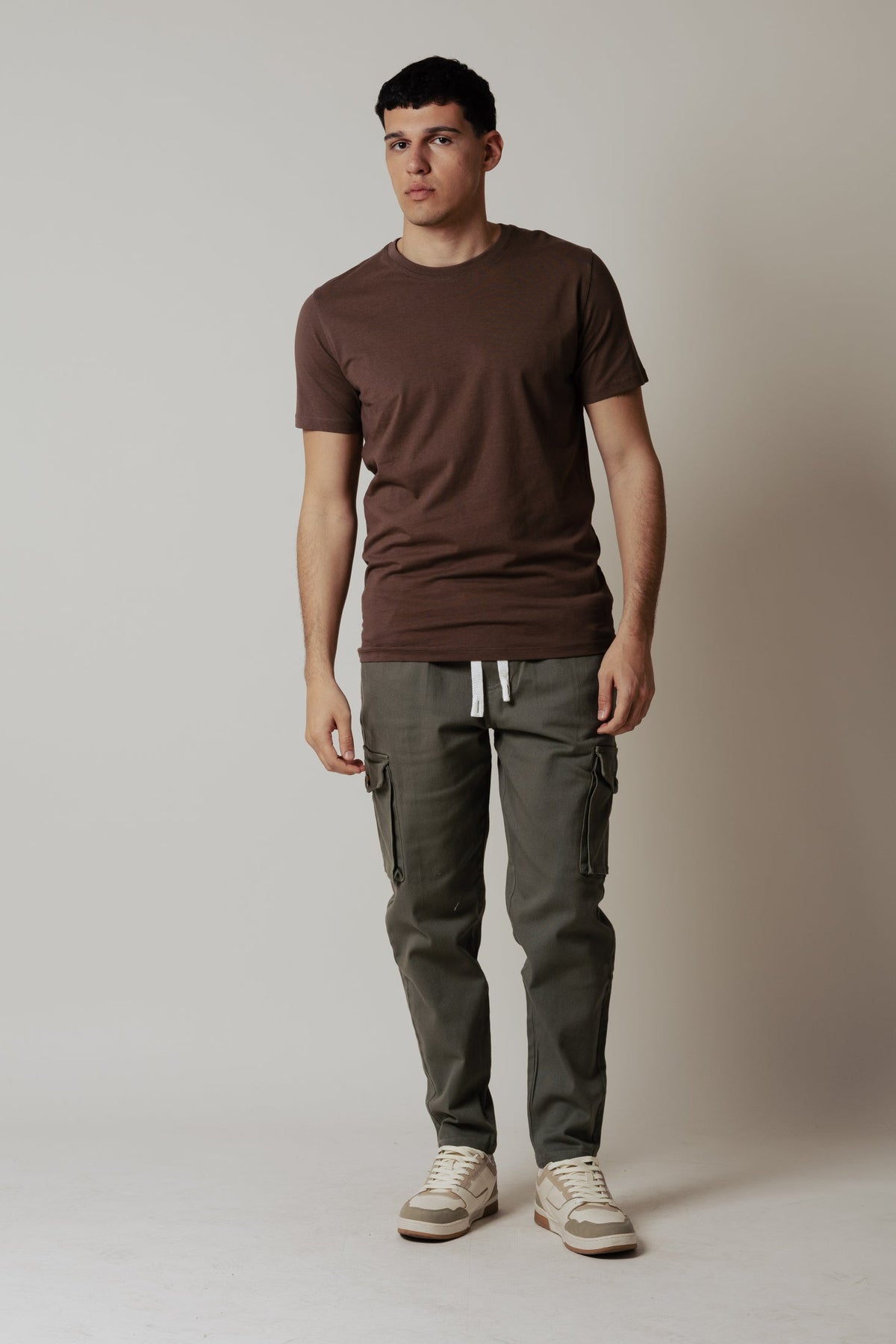 Pantalón cargo con bolsillos grandes