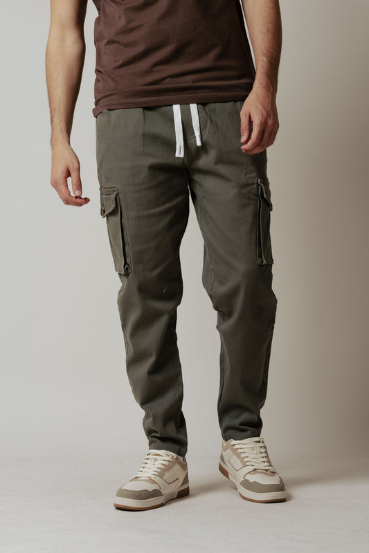 Pantalón cargo con bolsillos grandes