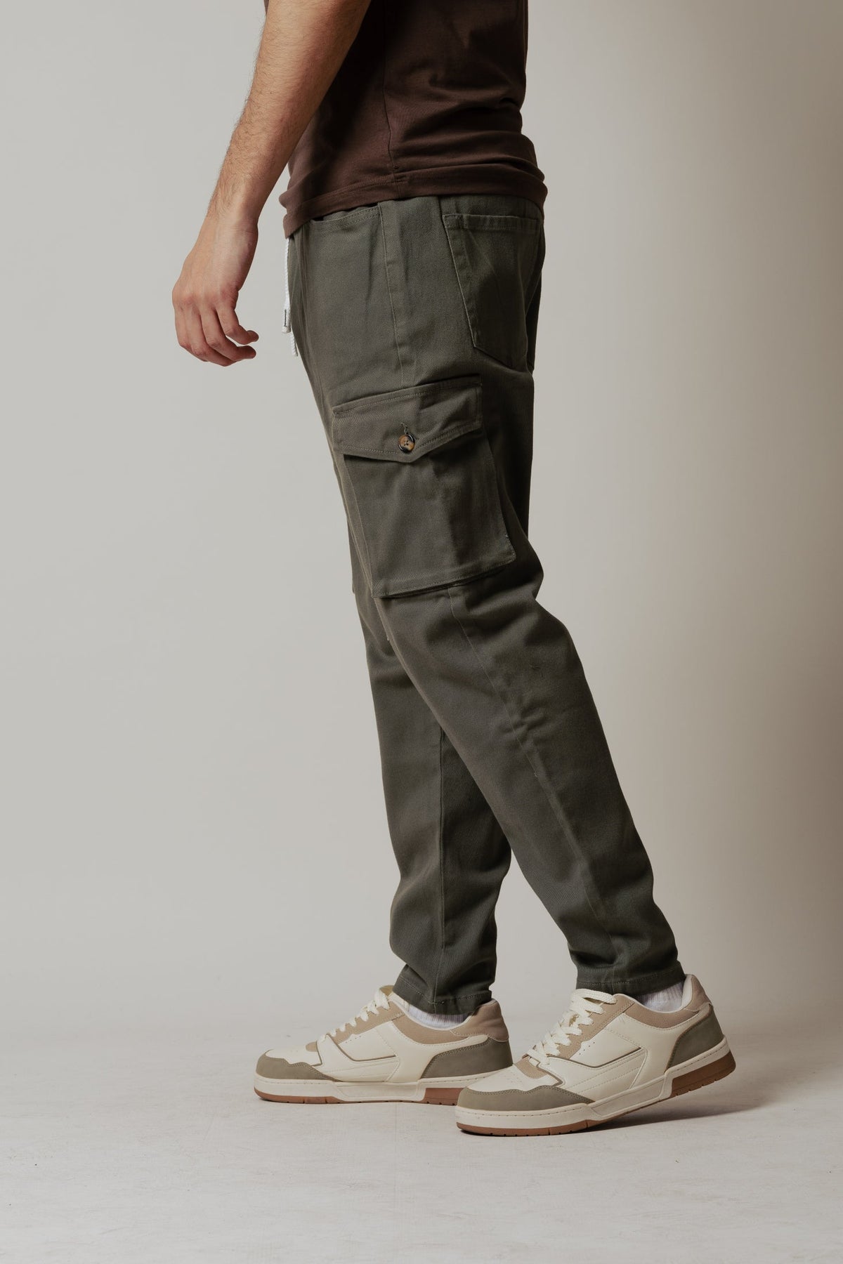 Pantalón cargo con bolsillos grandes