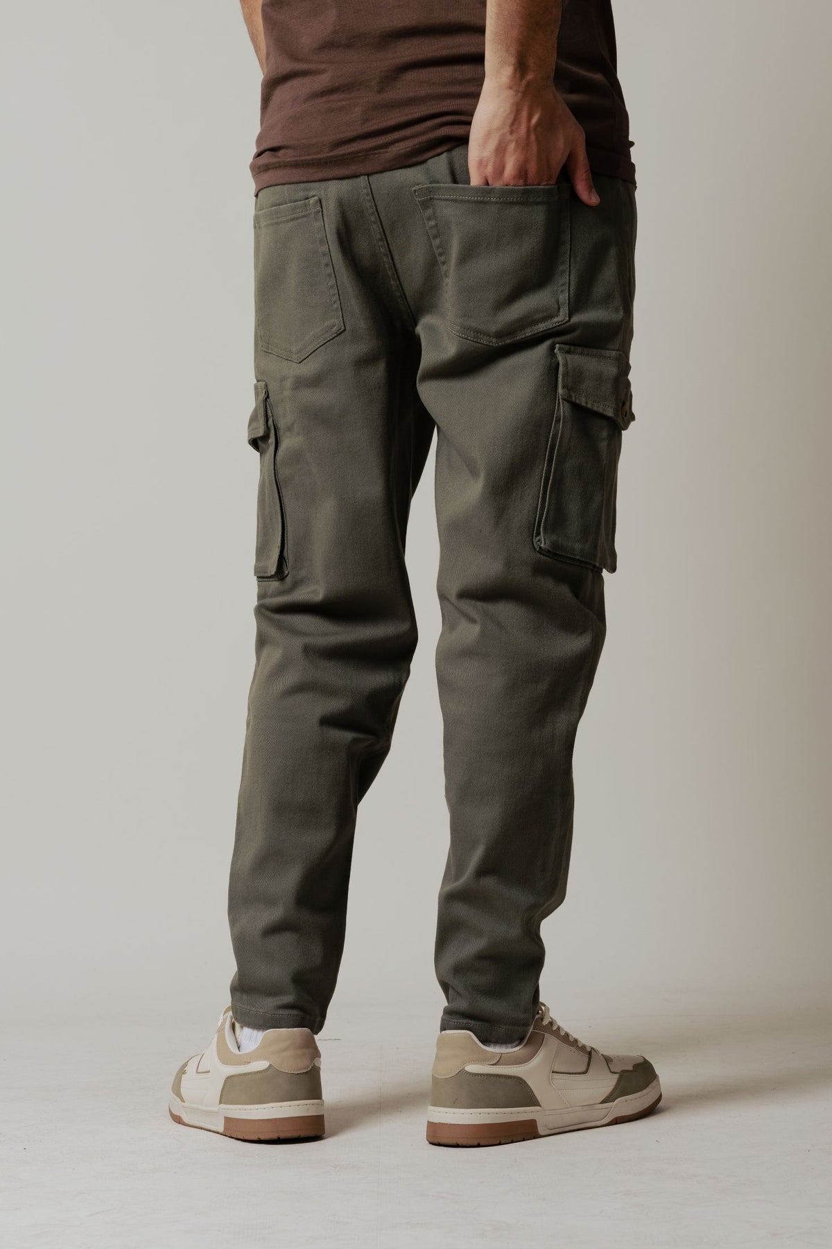Pantalón cargo con bolsillos grandes