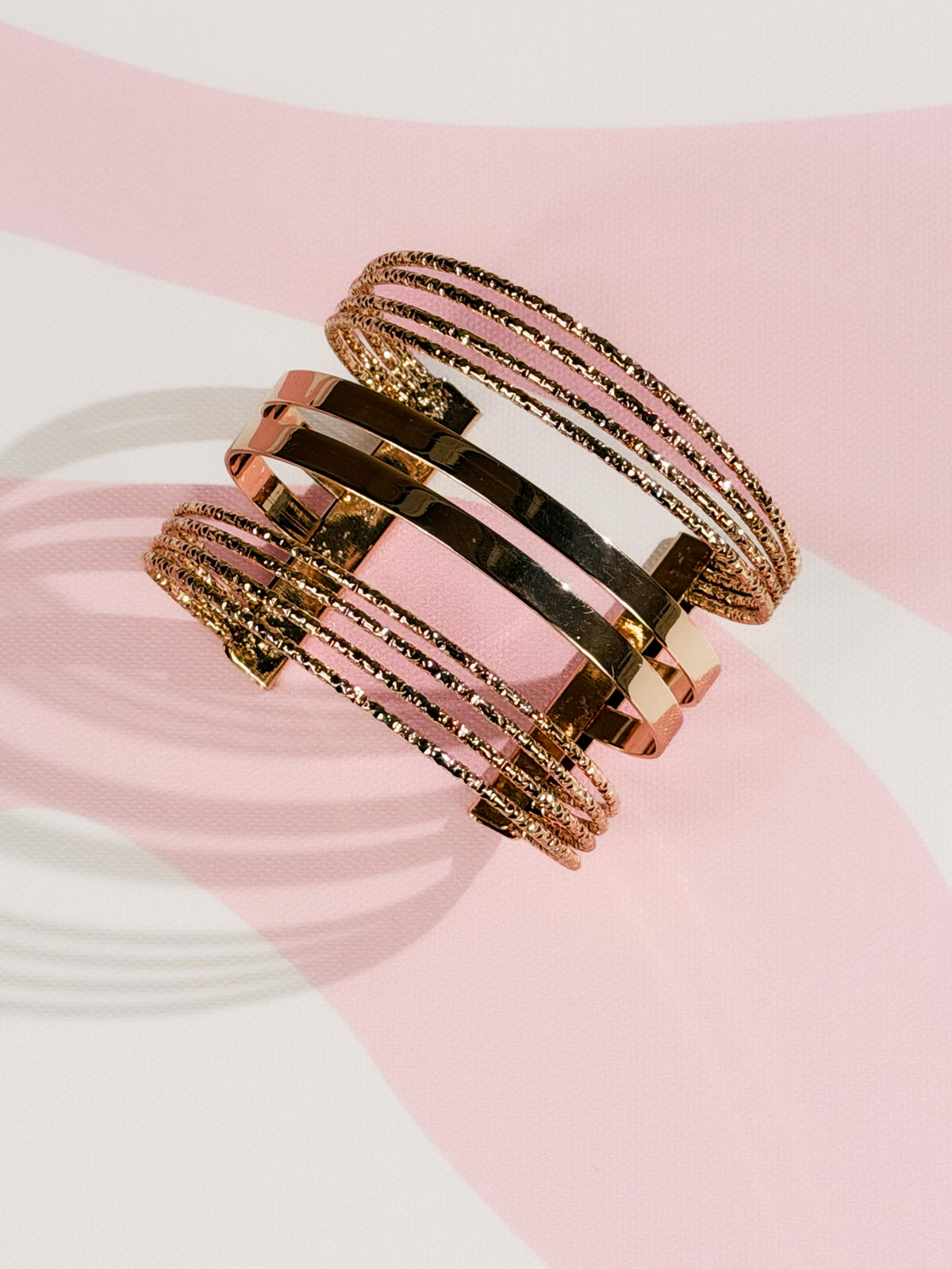 Pulsera rígida de filas múltiples