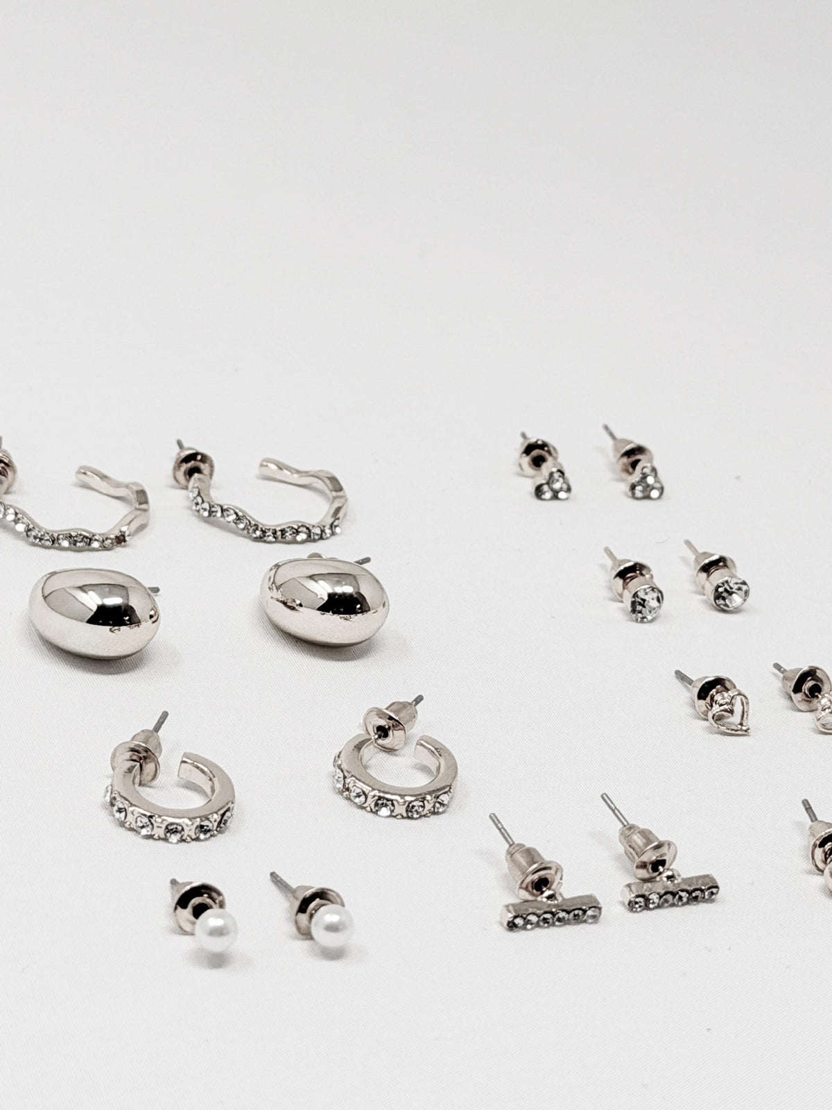 Set de pendientes surtidos con strass y perlas